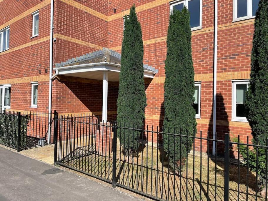 Large 2 Bedroom Apartment, 4 Beds One 1 En-Suite, Free Parking Nr Chelt Elmore And Quays Gloucester Exterior photo